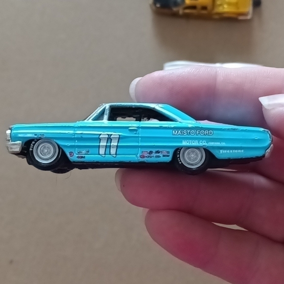 EUC 9 toy vehicles Maisto, Hot Wheels, & Matchbox cars pickups coupes, some VTG - Picture 8 of 15